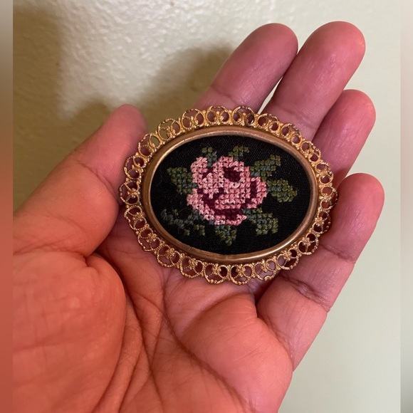 Elegant Gold and Black Floral Brooch with an embroidered pink rose - Picture 4 of 5